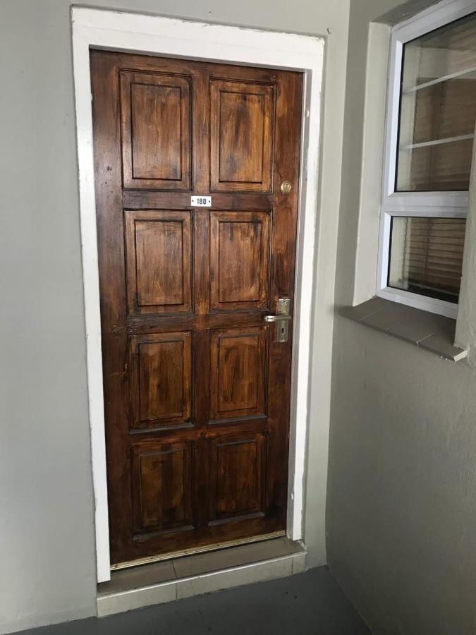 Getaway - Summersands, Inverter For Load Shedding, Free Wifi & Free Parking Apartment